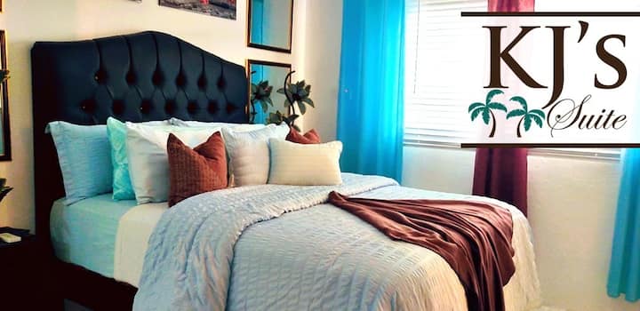 Habitación plateada. Consta de una cama tamaño queen.