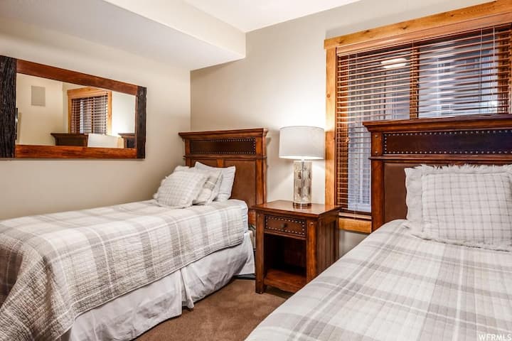 Second floor bedroom with twin beds