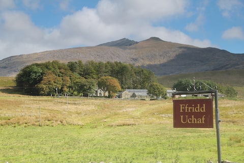 Cottage on Snowdon, sleeps five, with Hot Tub