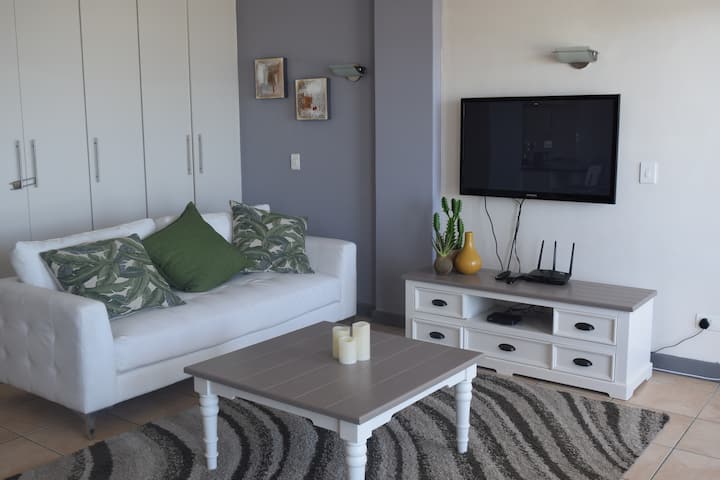 Breathtaking Hibernian Towers 1 Bedroom - Somerset West