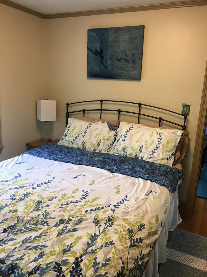 מיטת קווין בחדר השינה