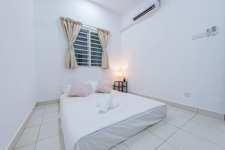 Მესამე საძინებელი საწოლით 152 × 203 სმ ზომის საწოლი