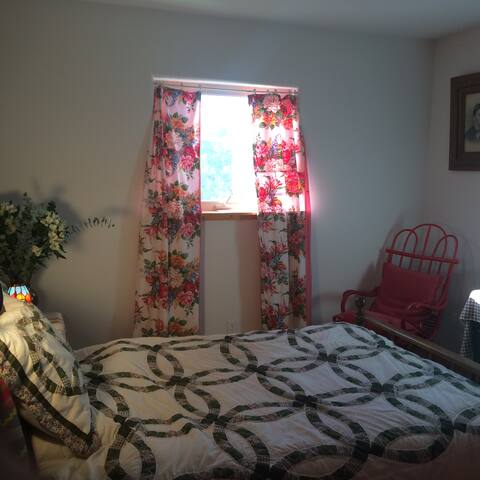 Cozy room with comfortable double bed.