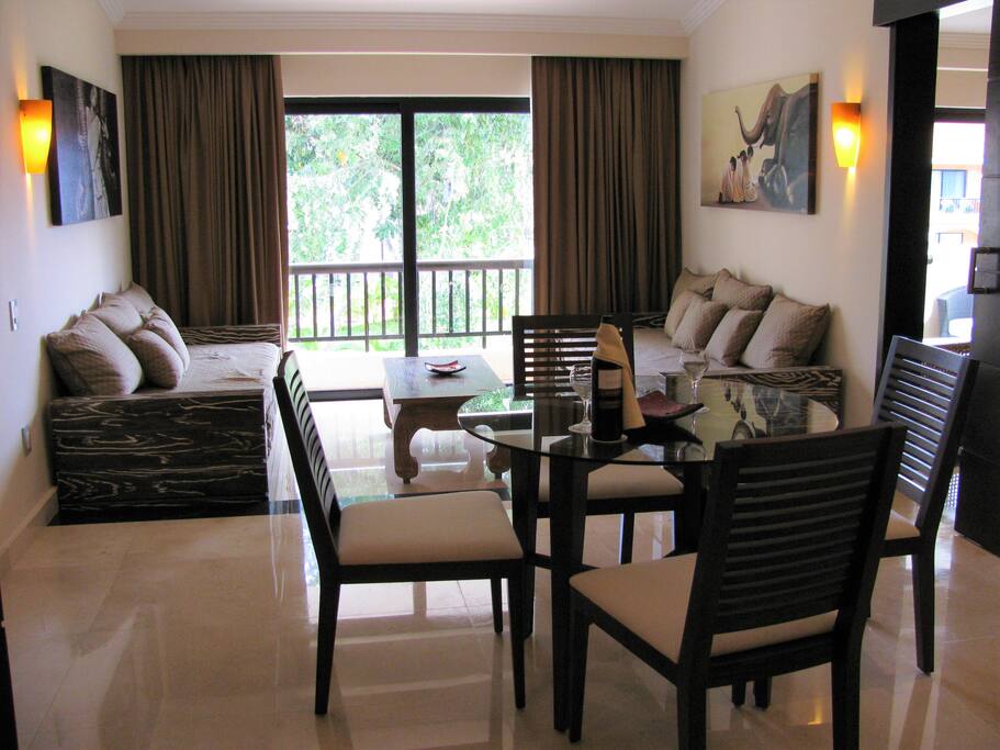 Adjoining Room to One Bedroom with 2 Day Beds.