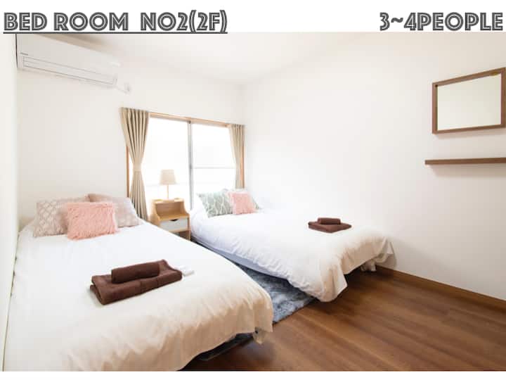 Hay dos dormitorios.
Para más de 4 personas, se colocarán futones en el piso para futones.

Hay 2 habitaciones.
(total 4 camas y 2 futones) 