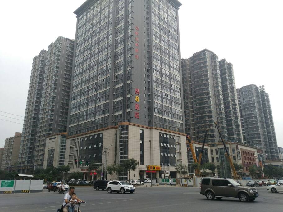 地铁二号线直达,紧邻城南客运站,数辆公交车直达