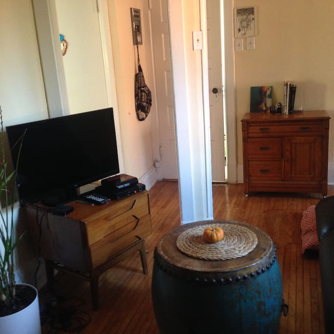 Flatscreen tv, Apple Tv (Netflix), hardwood floors.