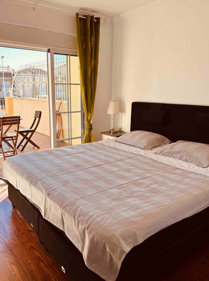 Cama doble en la planta superior 
(habitación derecha)