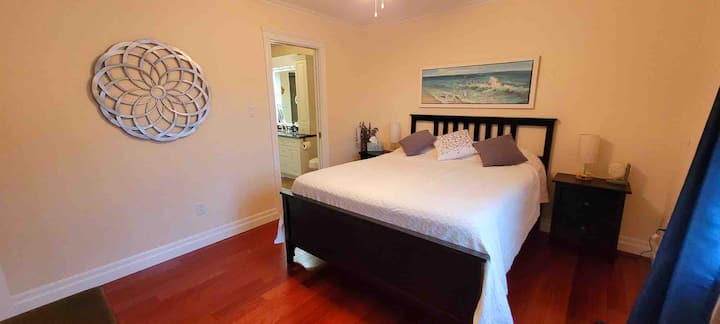 Втора спалня с двойно легло и гардеробно пространство