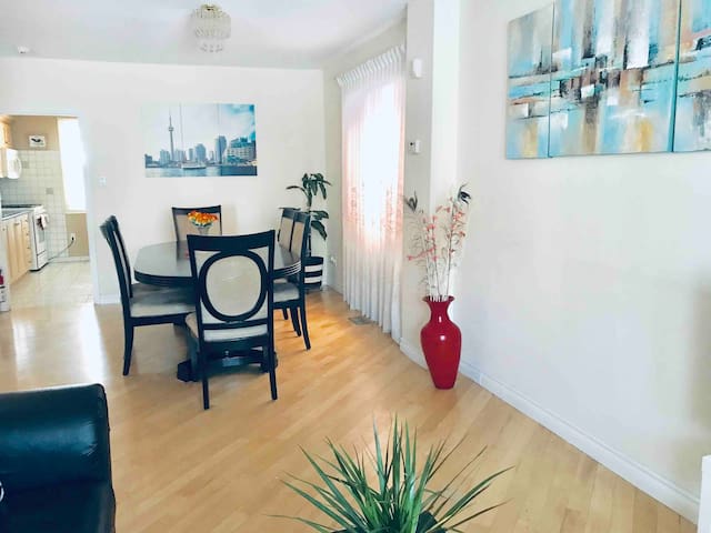 4 BDRM House at Downtown, 2free Parking with patio