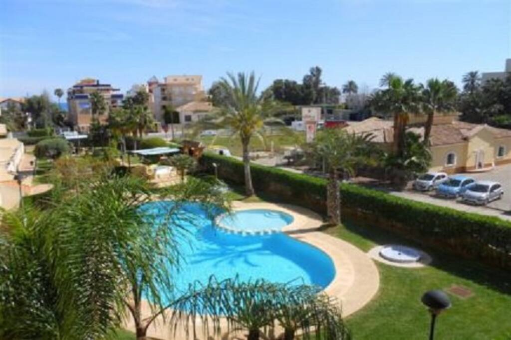 Piscina y jardín