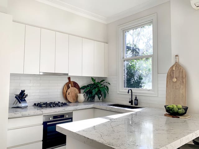 Designer 3 Bedroom Townhouse with Leafy Courtyard gallery image 4