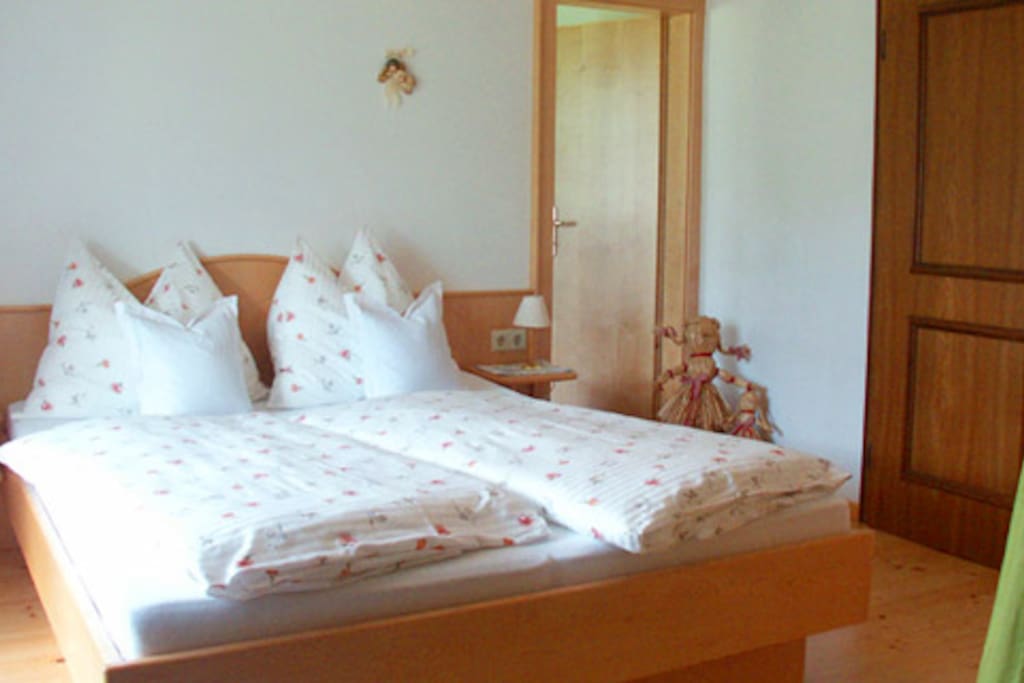 Schlafzimmer 1
