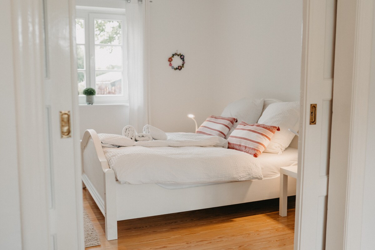 Spavaća soba 1 – s francuskim vratima koja vode u dnevni boravak