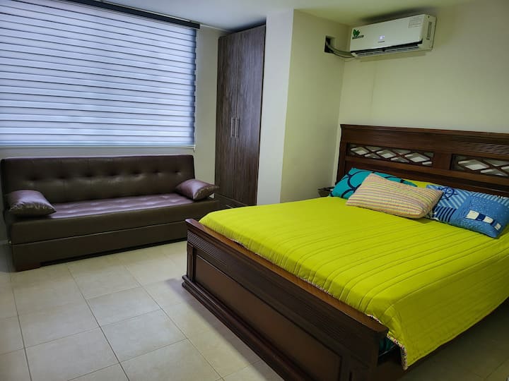 Habitación de la Suite MC, cama de 2 plazas y  ½ más 1 sofá cama(2 plazas) AC, y tv .