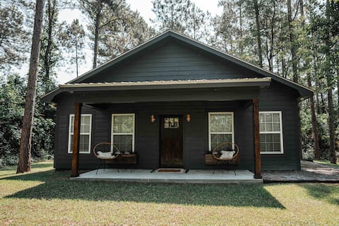 New, Private Cabin with Access to 13 Acre Lake