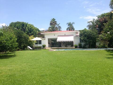House with garden and pool in Fracc. with surveillance