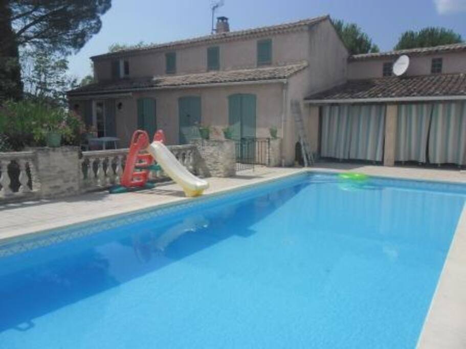 chambre avec vue sur la piscine