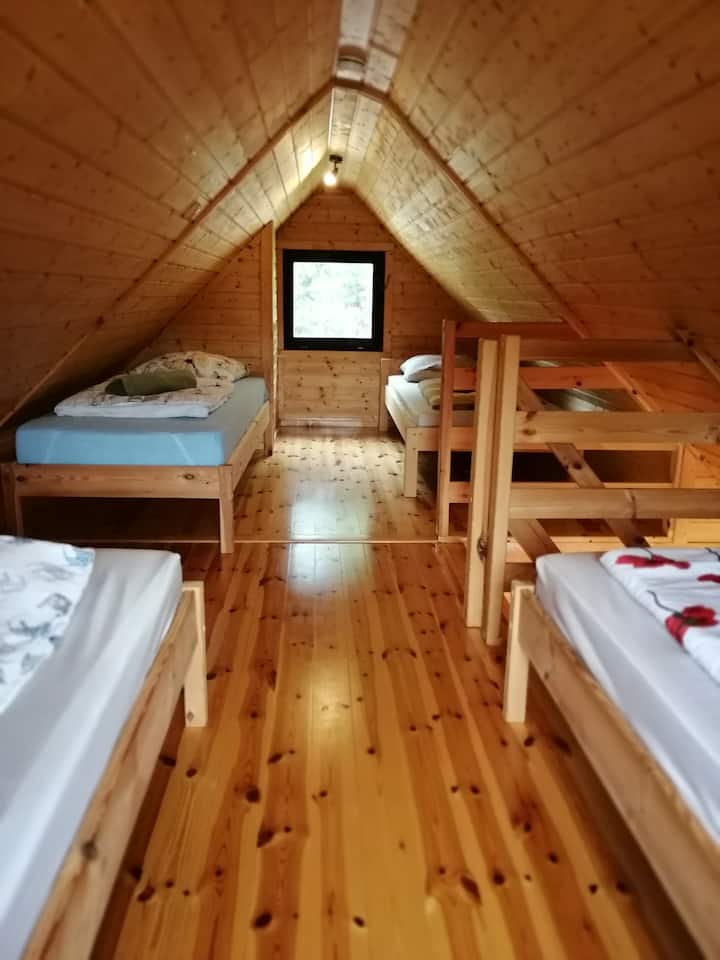 Första våningen nås via trappor, det finns fyra enkelsängar. Varje säng i stugan har lakan, täcke, kudde och filt.
