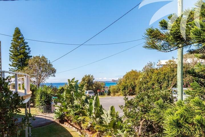 Blueys Beach House – footsteps from the sand