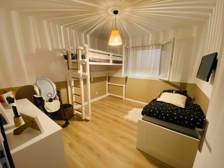 Kiti cha benchi hubadilika kuwa kitanda: 160x200.
Pia tuna kitanda na kiti cha mtoto katika chumba hiki.