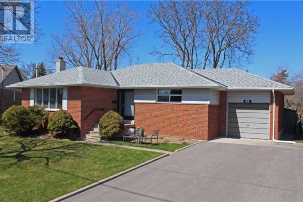 Quiet, bright bungalow on a tree-lined street in exclusive area of Streetsville