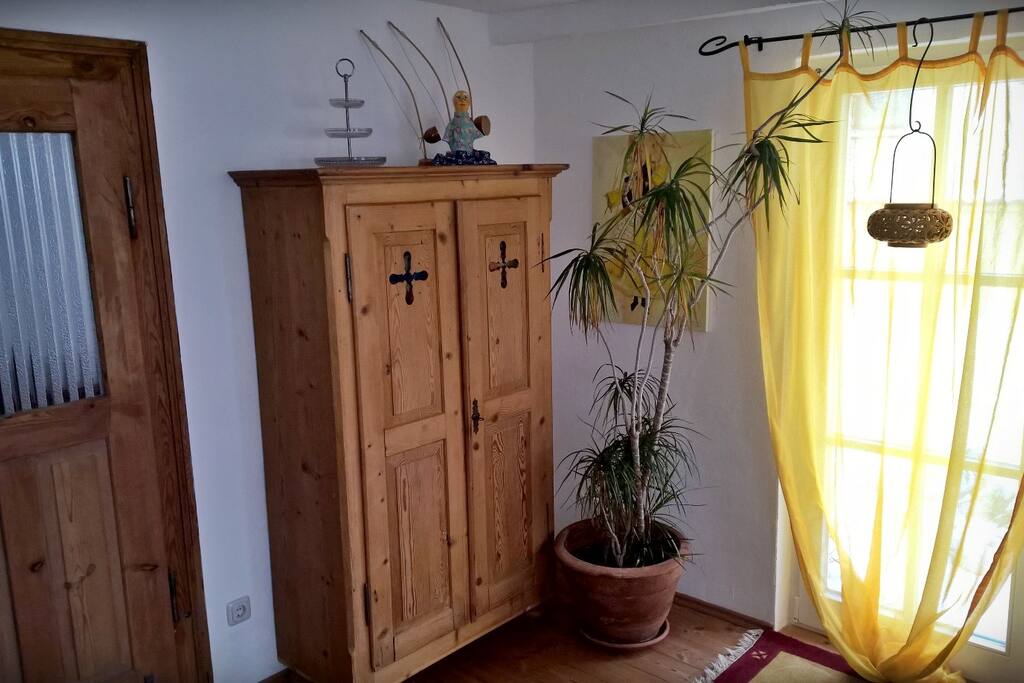 Wäscheschrank und Tür in den Garten.