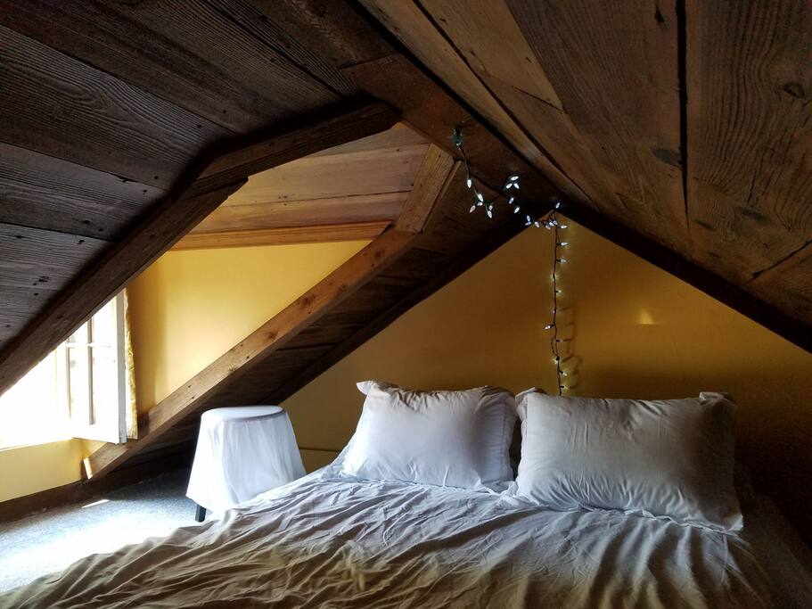 Lovely loft with Memory Foam Mattress.