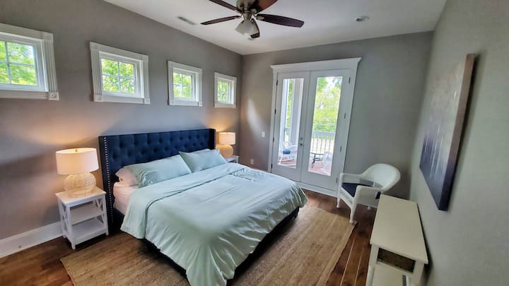 غرفة نوم في الطابق الثاني - سرير بمقاس كبير ومدخل إلى شرفتك الخاصة