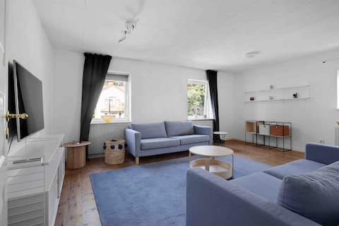 Top Airbnb: Central apartment Duvbo in Bromma