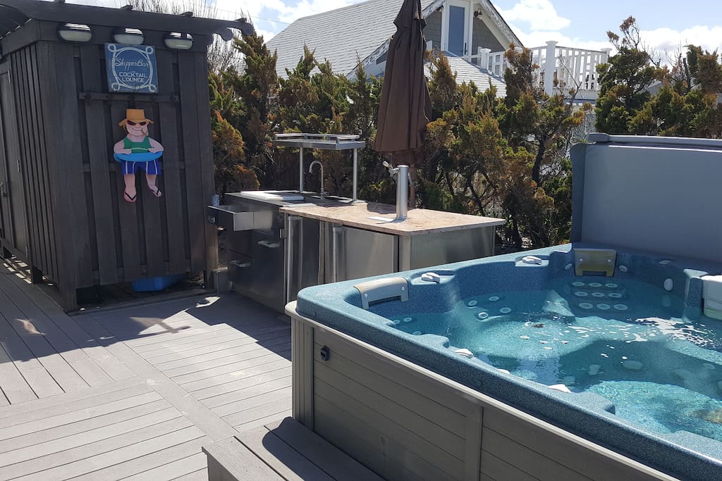 hot tub - wet bar / kegerator