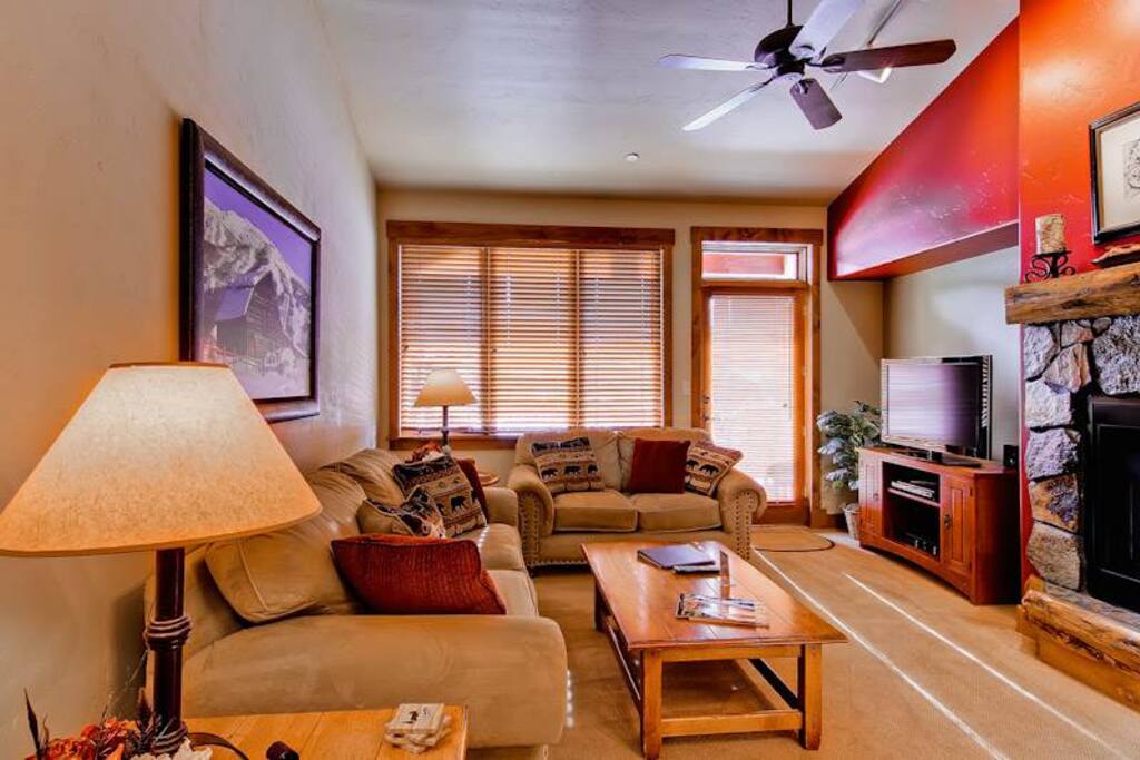 Couch,Furniture,Coffee Table,Table,Indoors