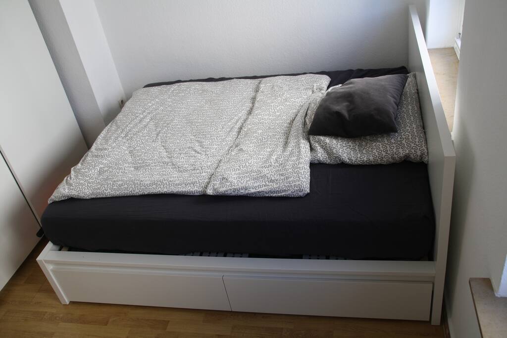 Großzügiges 160X200 Bett
