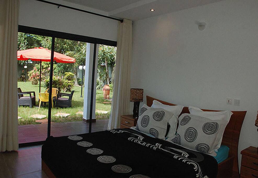 Chambre avec vue sur le jardin et la piscine