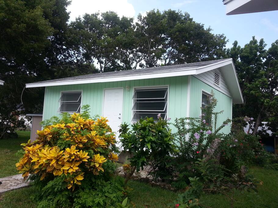 Green Parrot, sleeps 3, queen bed and roll away cot