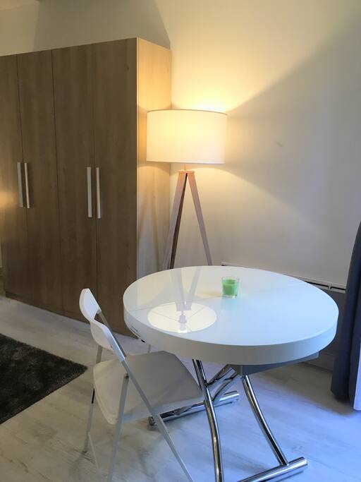 Table de salon (extensible) et lampadaire