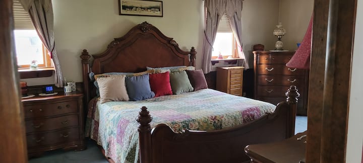 Bračni krevet (180x200) u obiteljskoj sobi.