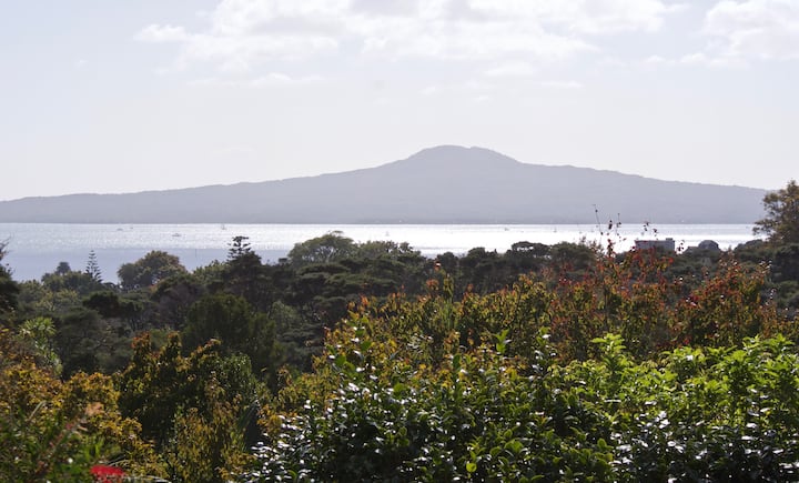 Sunny Garden Apartment In St Heliers - Auckland