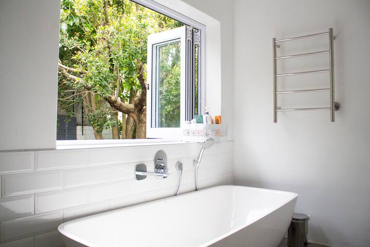 Cheerful home with garden, pool & pizza deck. gallery image 3