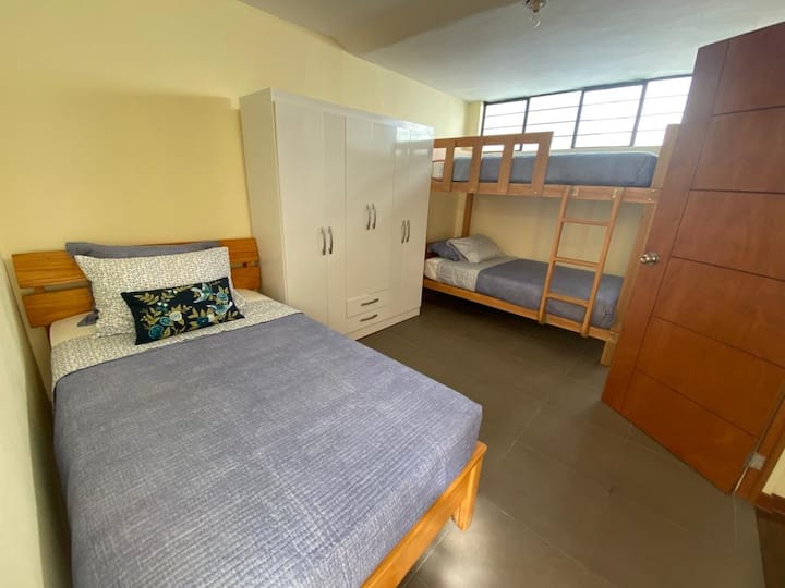 Chumba cha pili kina canas 3 za mraba na nusu, kabati, meza ya usiku na rafu ya viatu, pamoja na pasi na pasi. Taulo zinatolewa na mabafu yote mawili yamekamilika.