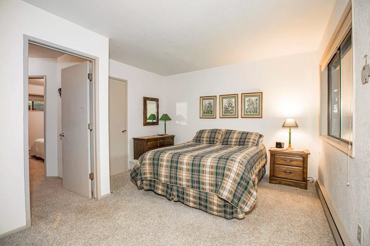 Spálňa 2 na prízemí s manželskou posteľou Queen a vonkajším prístupom.