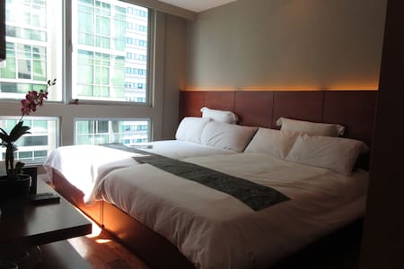 Ace Spot★Fits 5★HotelStyle w/FreeParking 1BR Suite