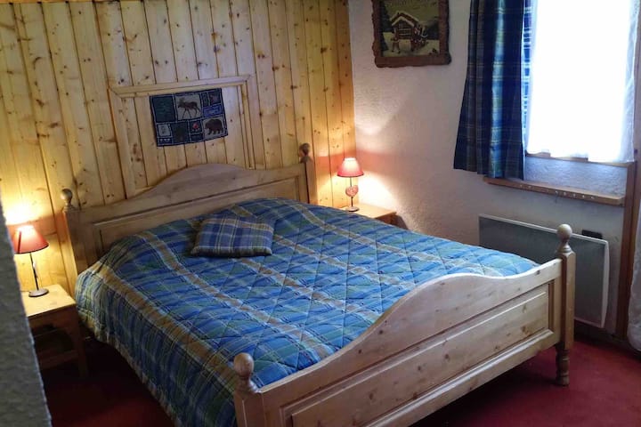 Habitación con cama de 160, techo catedralicio y muy bonito volumen