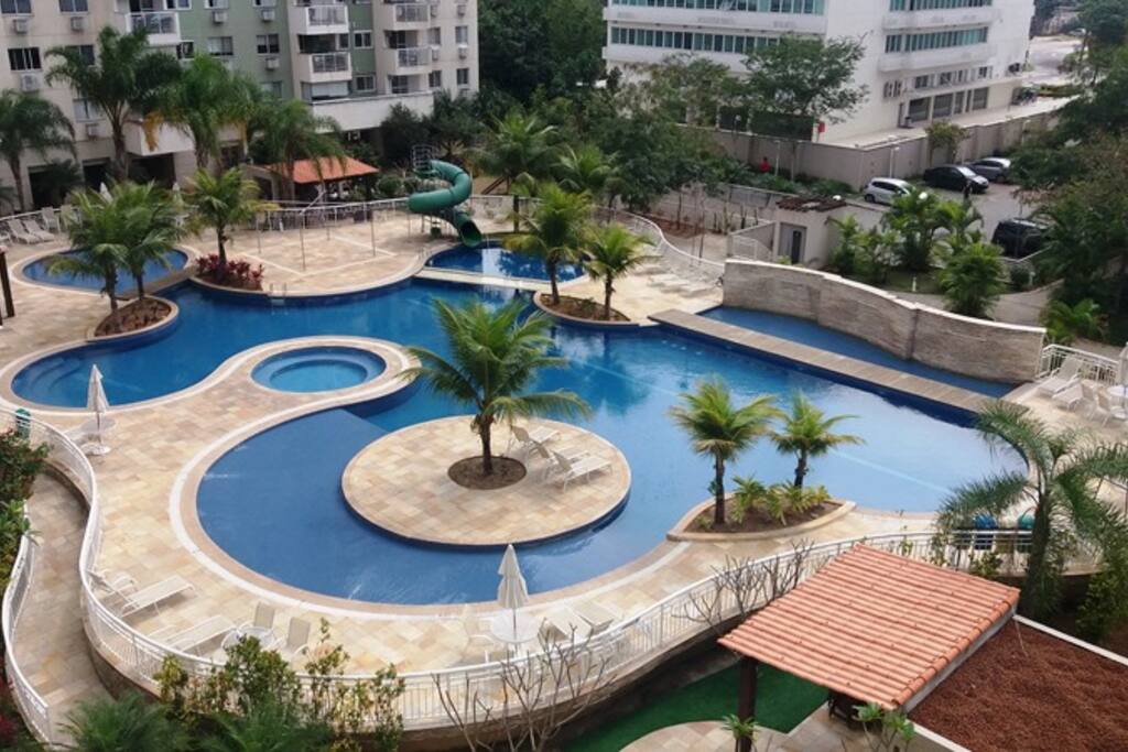 Piscina muito agradável. Nela você encontrará partes mais rasas para crianças e partes mais fundas. Tem guarda-vidas e fica junto à cantina.