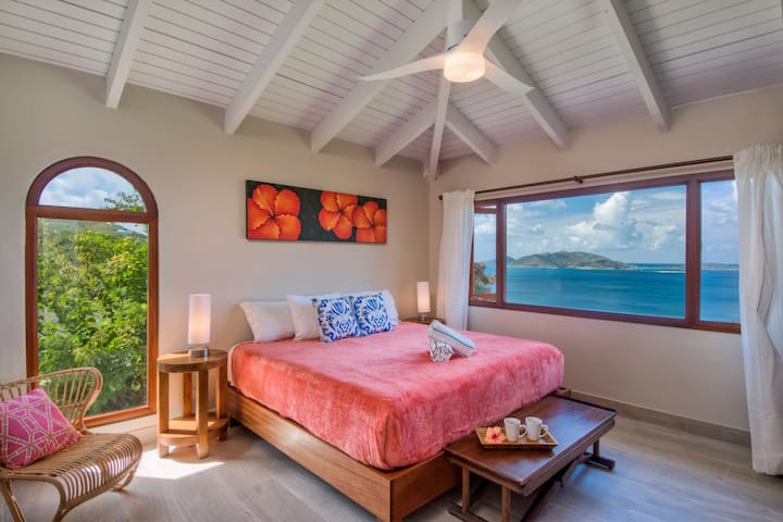 მასტერ-საძინებელი როგორც ბაღით, ისე ოკეანის ხედით