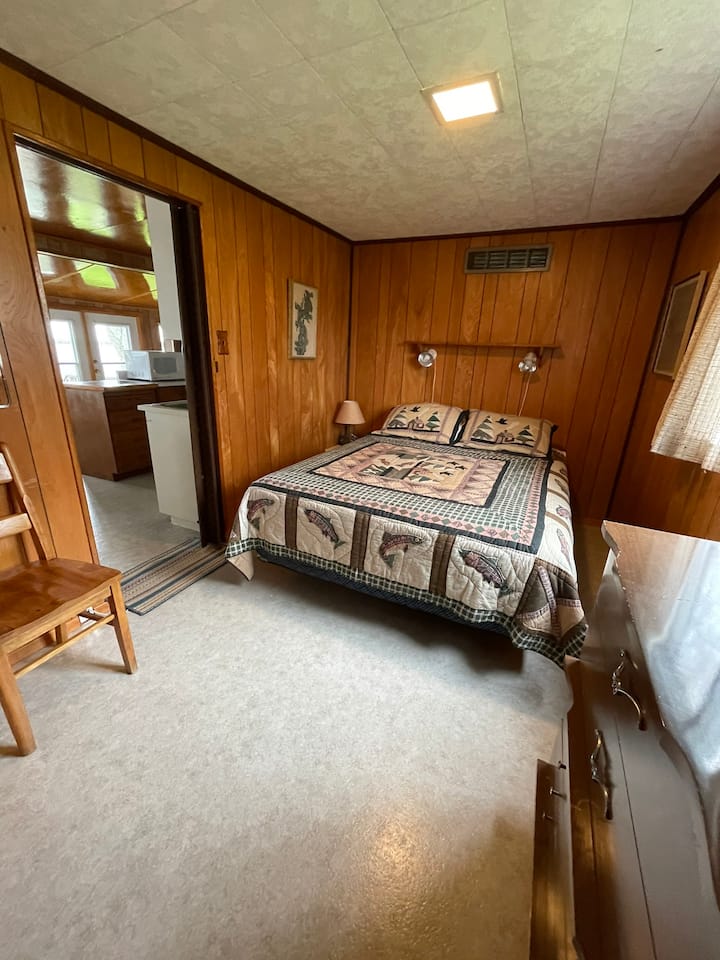 Dhomë gjumi kryesore me krevat dopio "queen".