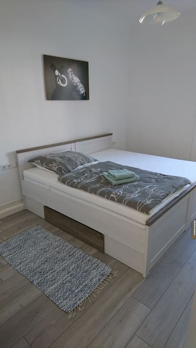Kleines Schlafzimmer (Small Bedroom)