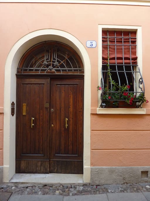 La porta d'ingresso della casa