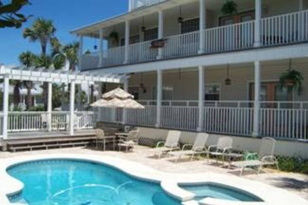 plenty of space and porches