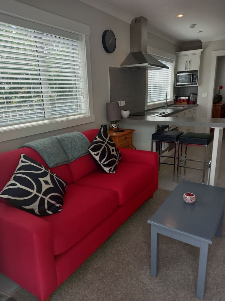 Decorado con buen gusto con comodidad y espacio, soleado y luminoso
el sofá se puede convertir en una cama doble para huéspedes de pago adicionales 